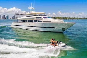 Motorboat rental for corporate events in Miami Beach